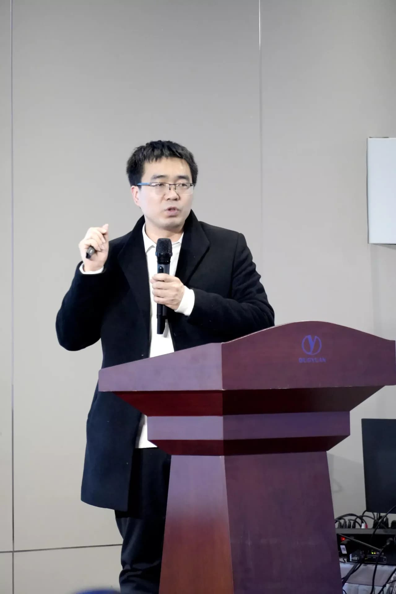 年终总结会讲台上的发言者