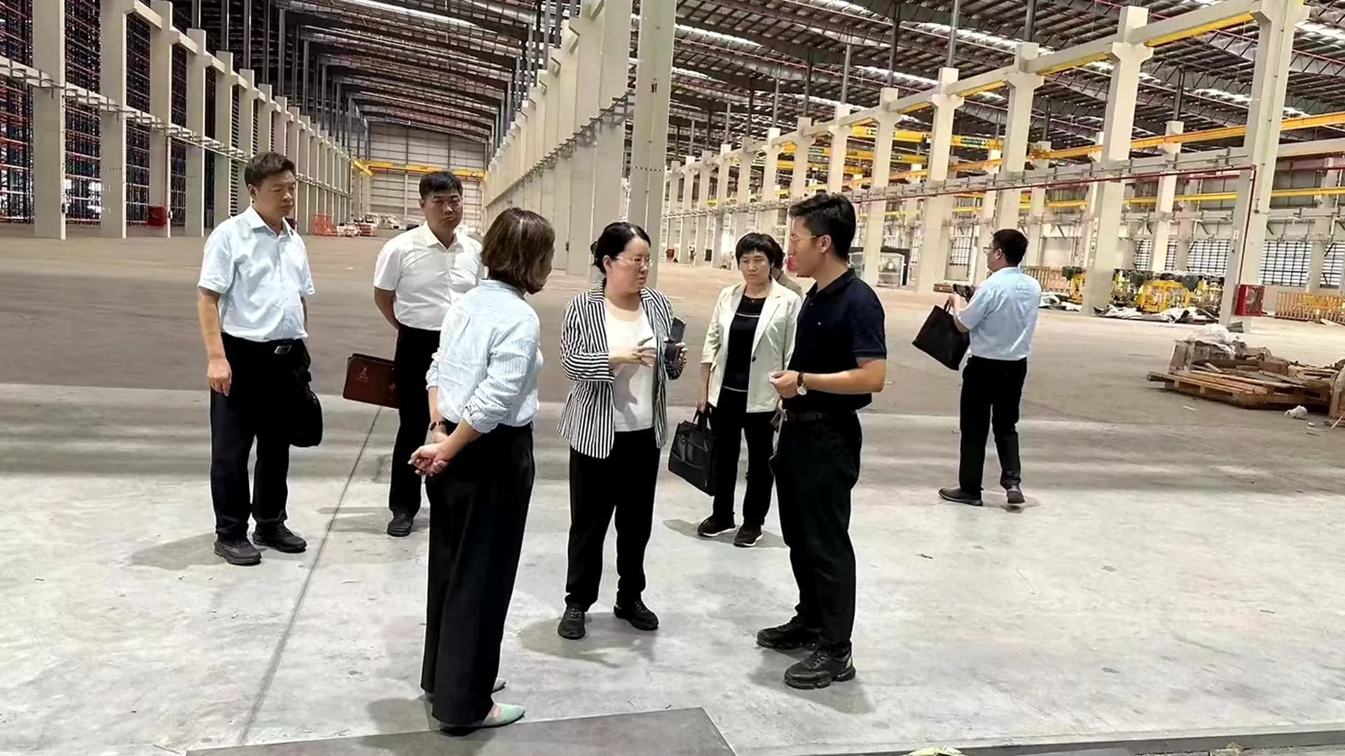 参观人员在制造车间内交流