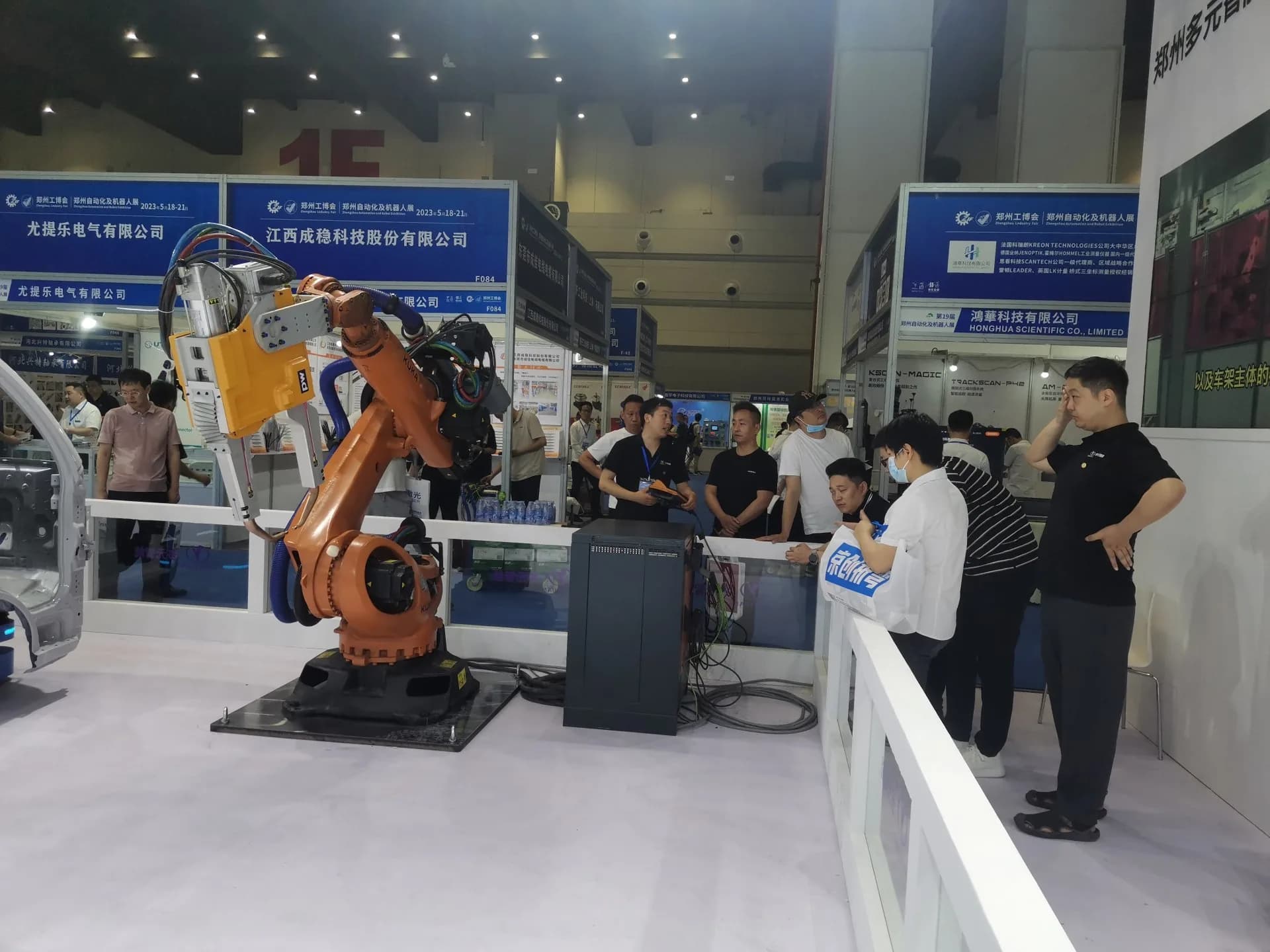 展会参观者在多元机器人演示区交流