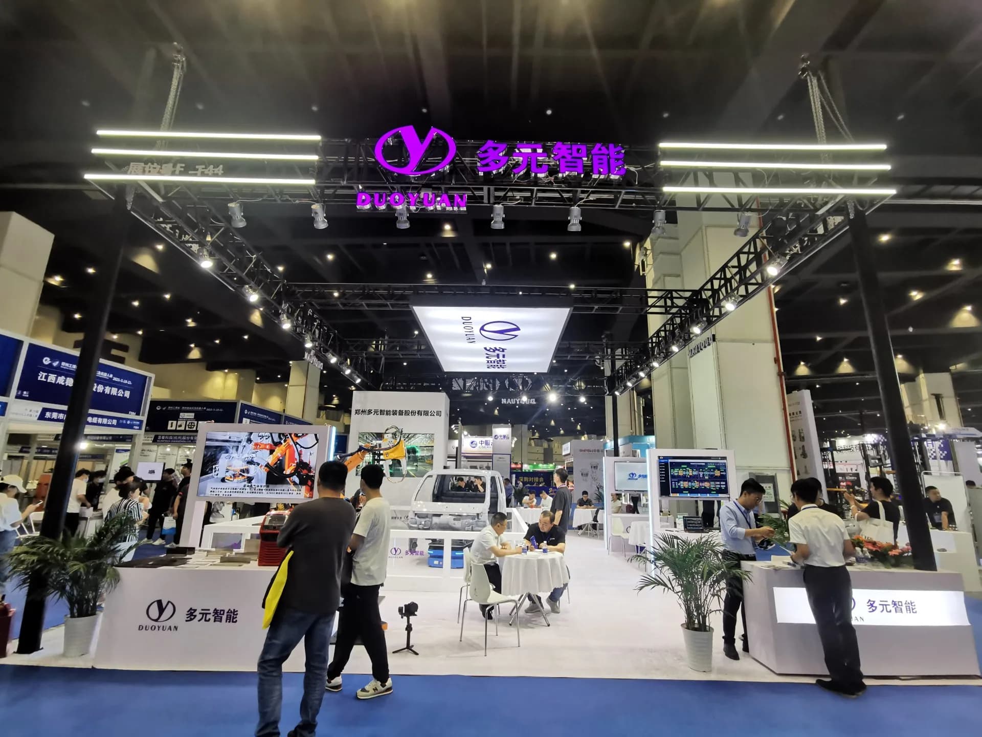 展会现场的多元展位与观众
